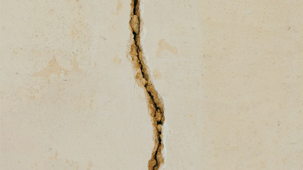 Fessura passante nella rasatura